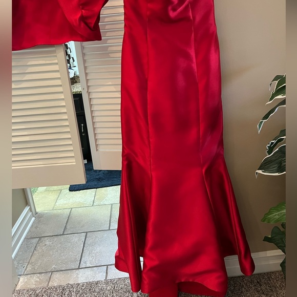 Looking for a classy wedding dress that is red! Noir by Laredo is it. Size 6 - Picture 2 of 9